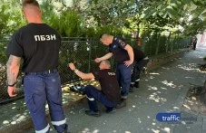 С усмивки и четки вместо сирени: Пловдивски пожарникари сами освежиха оградата на сградата си