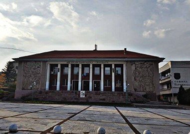 Театралната трупа в Перущица кани на премиери на класиката “Свекърва“