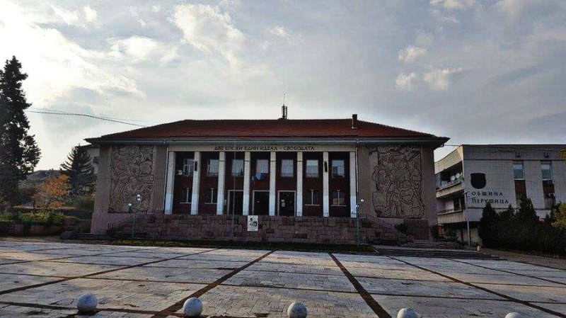 Театралната трупа в Перущица кани на премиери на класиката “Свекърва“