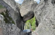 Поставиха стълба и парапети към Караджов камък, туристи приветстваха намесата