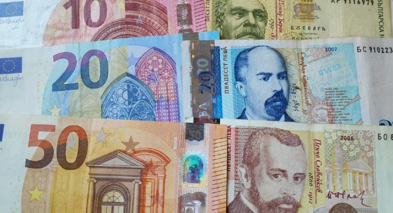 Последен месец, в който банки и пощи обменят безплатно левове в евро