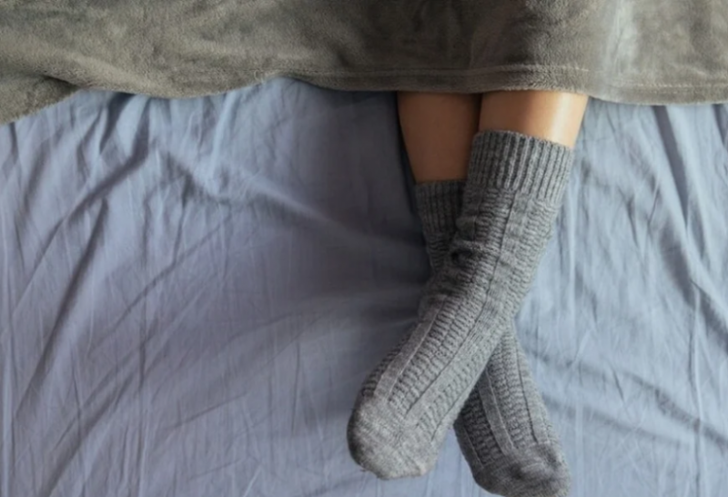 С мокри чорапи - експерт сподели трик за бързо заспиване в жегата
