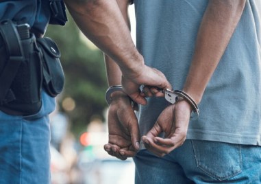 Арестуваха шофьор, заплашил с пистолет друг в Кършияка
