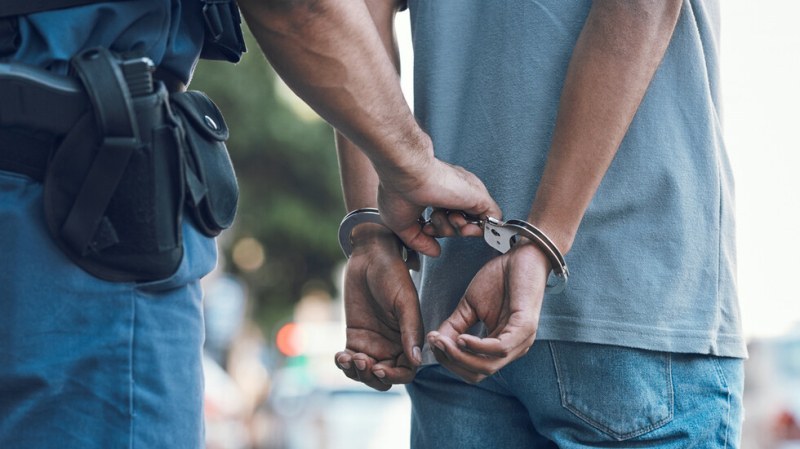 Арестуваха шофьор, заплашил с пистолет друг в Кършияка