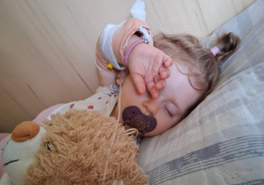 Да подадем ръка на малката Симонка! Тя се нуждае от средства за лечение