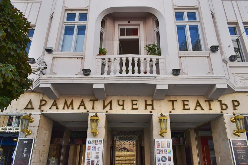 Драматичният театър в Пловдив търси разпоредители