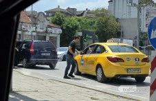Саморазправа след ПТП в Пловдив: Мъж нападна таксиметров шофьор с юмруци пред погледа на дете ВИДЕО+СНИМКИ