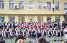 Царацово в празничен ритъм: Селото отбеляза вековен юбилей на читалището си с буйни хора и борби