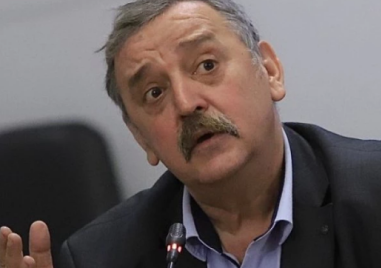 Проф. Кантарджиев: Не пускайте децата в неокосени треви