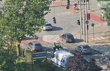 Светофар се откъсна и увисна на оживено кръстовище в Пловдив