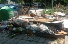 Пловдивчани потъват в боклуци заради сметище в центъра на града