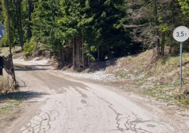 Асфалтират на участъци от помощния път над свлачището Смолян – Пампорово