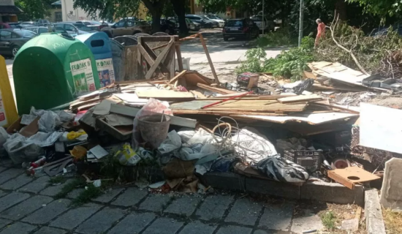 Пловдивчани потъват в боклуци заради сметище в центъра на града