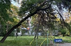 Родители алармират за опасна площадка в “Южен“: Децата ни играят сред бурени и опасни съоръжения