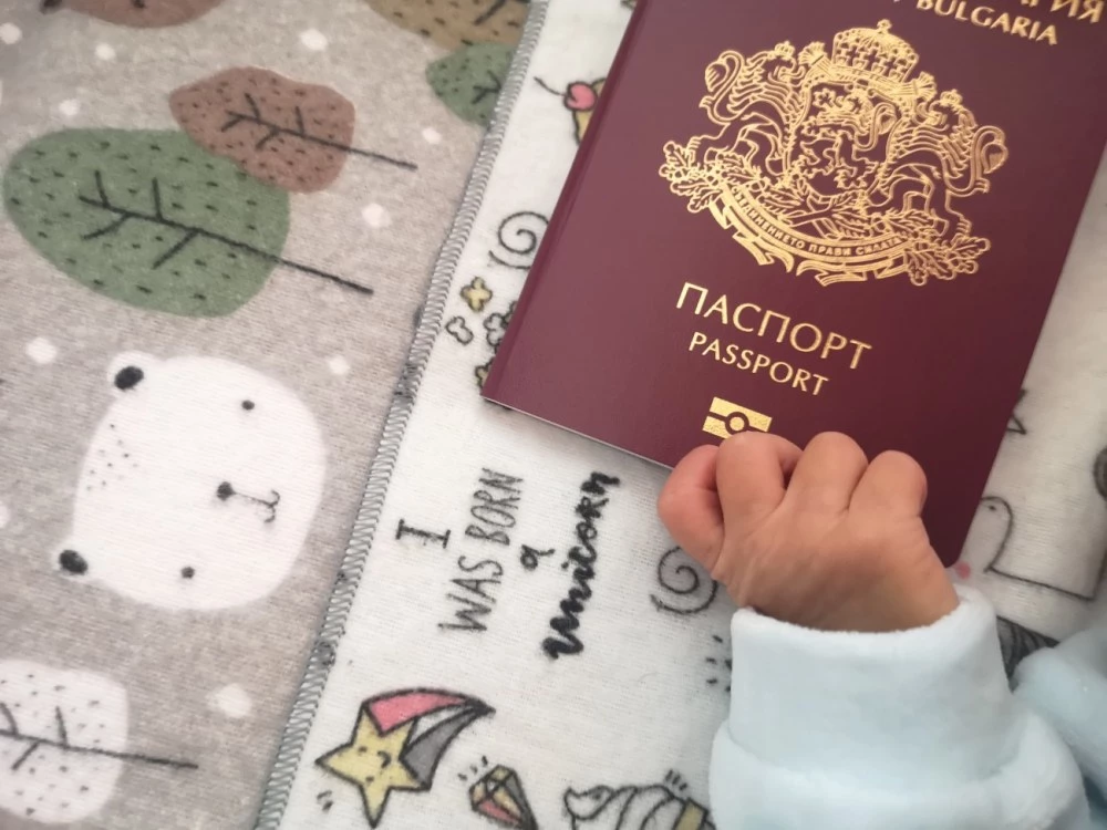 Абсурд или закон? Искат двама свидетели, за да издадат паспорт на дете в Пловдив