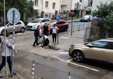 Преследван мъж нахлу в кола с баща и дете, граждани го обезвредиха