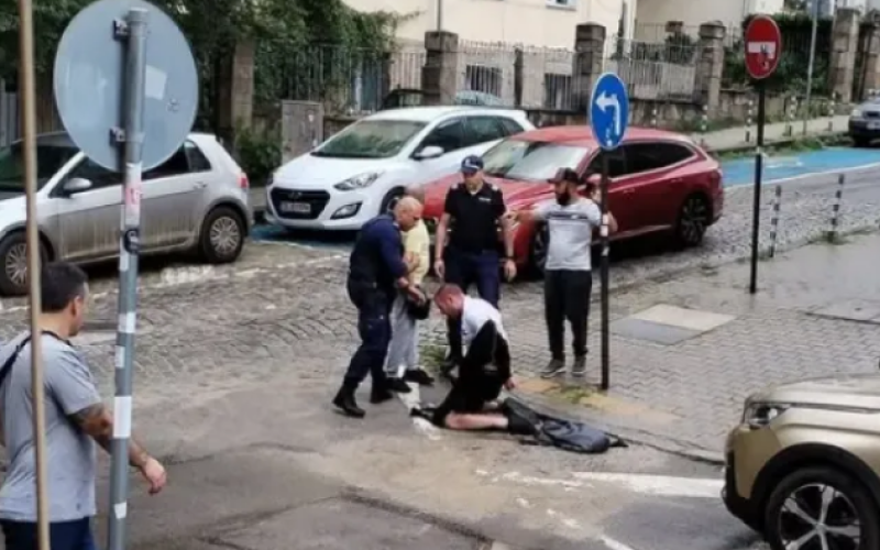 Бащата, обезвредил мъжа, нахлул в кола, е полицай от СДВР