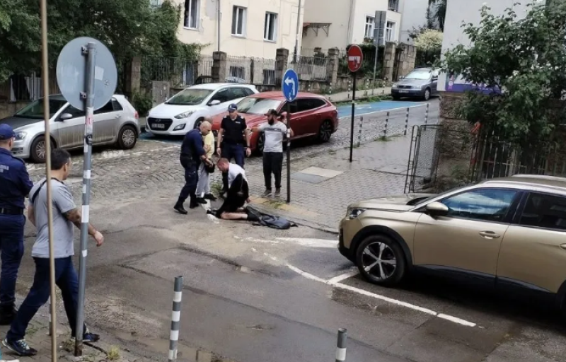 Преследван мъж нахлу в кола с баща и дете, граждани го обезвредиха