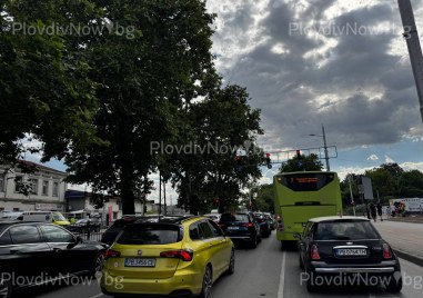 Катастрофа блокира движението на пловдивско кръстовище