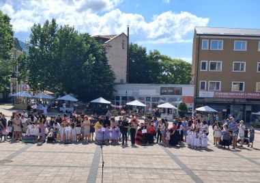 С детско шоу започна Празникът на билките в Карлово
