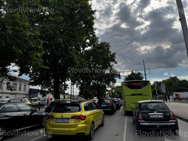 Катастрофа блокира движението на пловдивско кръстовище