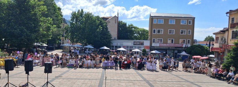 С детско шоу започна Празникът на билките в Карлово