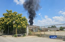 Отново черен дим над Пловдив: Пожар край КАТ в Шекера, горят боклуци