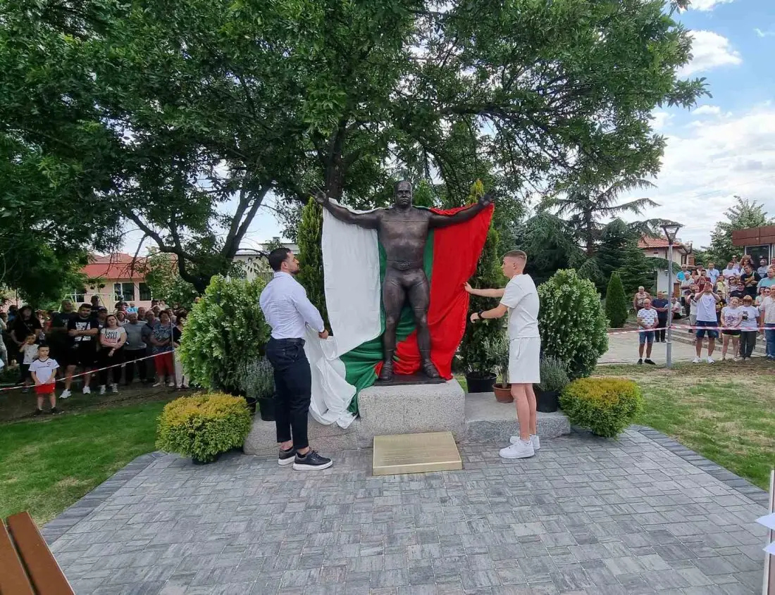Карлос Насар откри паметник на Милен Добрев в Житница