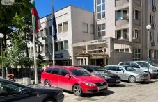 Пиян с белезници се въргаля пред Трето РУ след екшън в пловдивско казино, глобиха го
