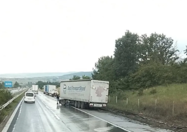 Инцидент на АМ „Тракия“: Тежкотоварен камион се озова извън пътя