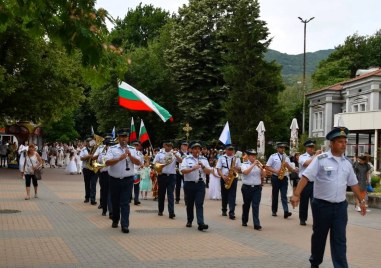 Над 200 момиченца станаха калинички в уникалния обичай в Асеновград