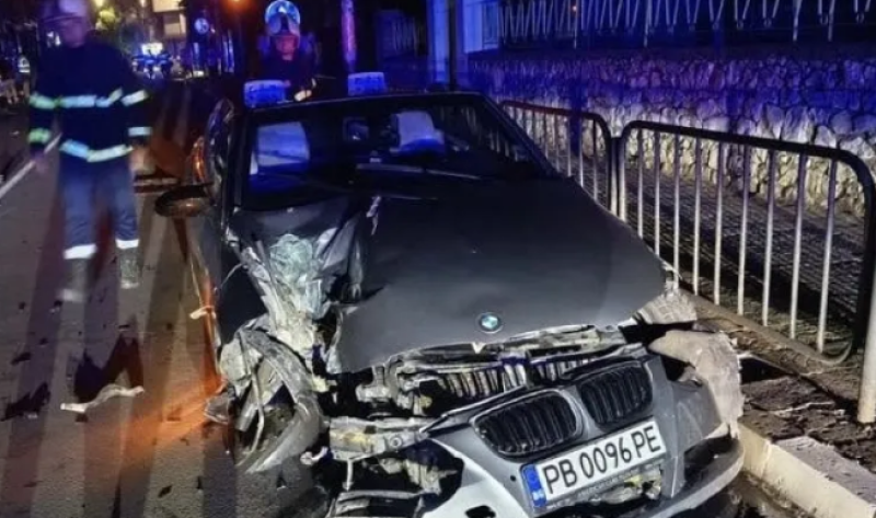 Кола е смазана в среднощна катастрофа в Асеновград