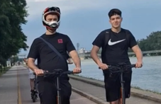 Задържаха 17-годишен с тротинетка, ритнал баща на Гребната база