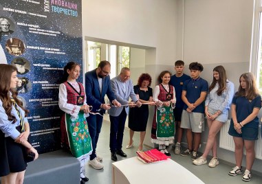 ЕГ „Иван Вазов“ официално откри своя нов високотехнологичен STEM център