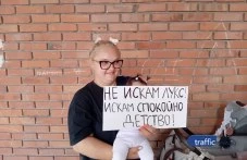 Въпреки дъжда: Десетки семейства излязоха на протест в Пловдив с искане за достойно майчинство