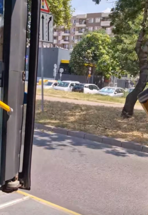 Автобус от градския транспорт се движи с отворена вратара заради липса на климатик