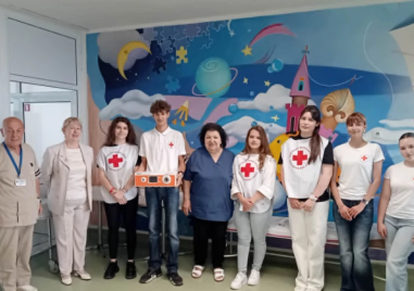 Младежи от БЧК - Пловдив събраха 10 000 евро и дариха модерна апаратура на Клиниката по детска хирургия