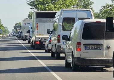 Пловдивчани погребаха нероденото Околовръстно: АПИ го „лекува“ с колчета и 50 км/ч