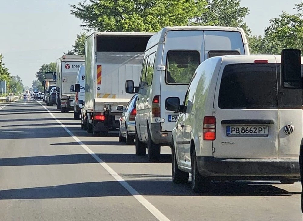 Пловдивчани погребаха нероденото Околовръстно: АПИ го „лекува“ с колчета и 50 км/ч