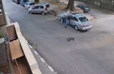 Младеж се вряза в редица паркирани автомобили в Асеновград, камера улови инцидента