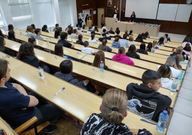 МОН предлага таван на таксите за платено обучение в университетите
