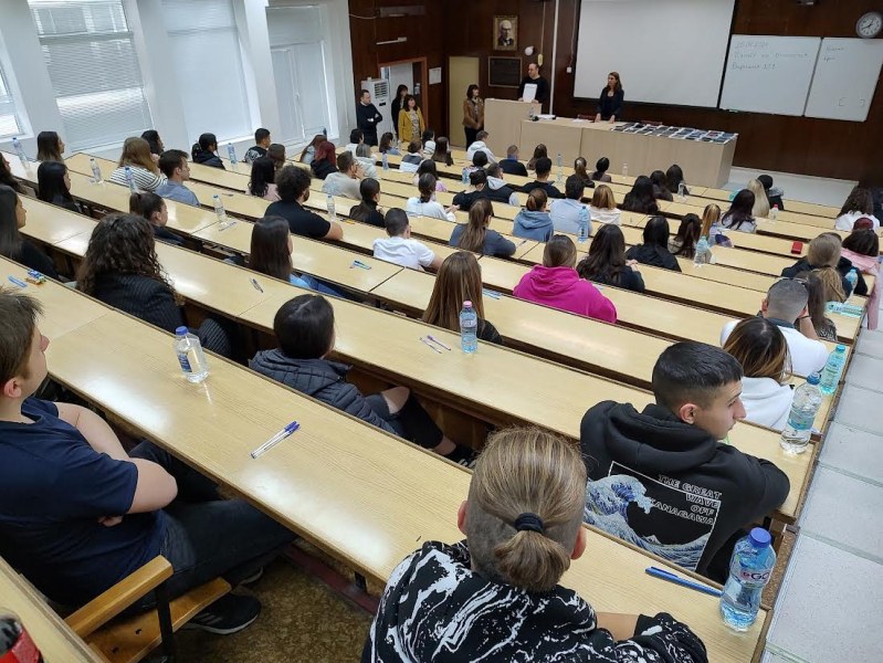 МОН предлага таван на таксите за платено обучение в университетите