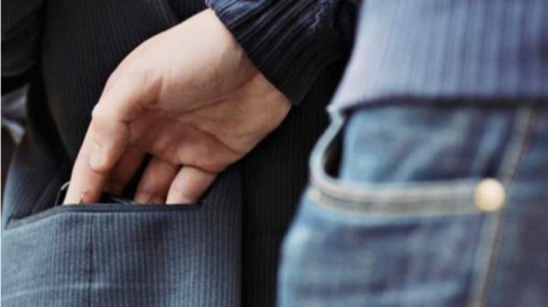 Джебчия обра жена в магазин