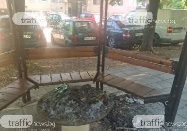 Среднощен вандализъм в Пловдив: Пияна компания подпалиха беседка, десетки коли - на косъм от палеж