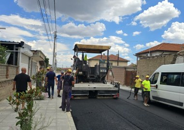 Ремонт на улица в Дълго поле продължава, кметът инспектира работата