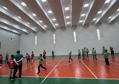 Деца от Първомай се включиха в национален турнир по народна топка