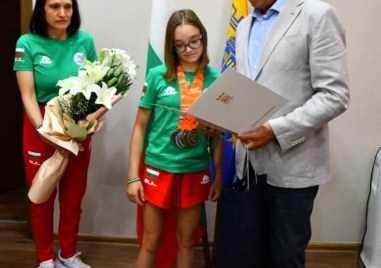 Посрещнаха двукратна европейска шампионка по плуване в Община Асеновград