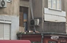 Мъж падна от 6-ия етаж на блок в Столипиново, откараха го с линейка