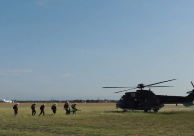 Пожарникари и военни в зрелищна въздушна тренировка на базата в Крумово