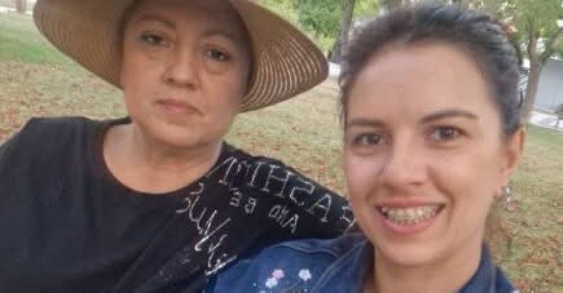 Дъщеря се бори да спаси майка си и моли за помощ